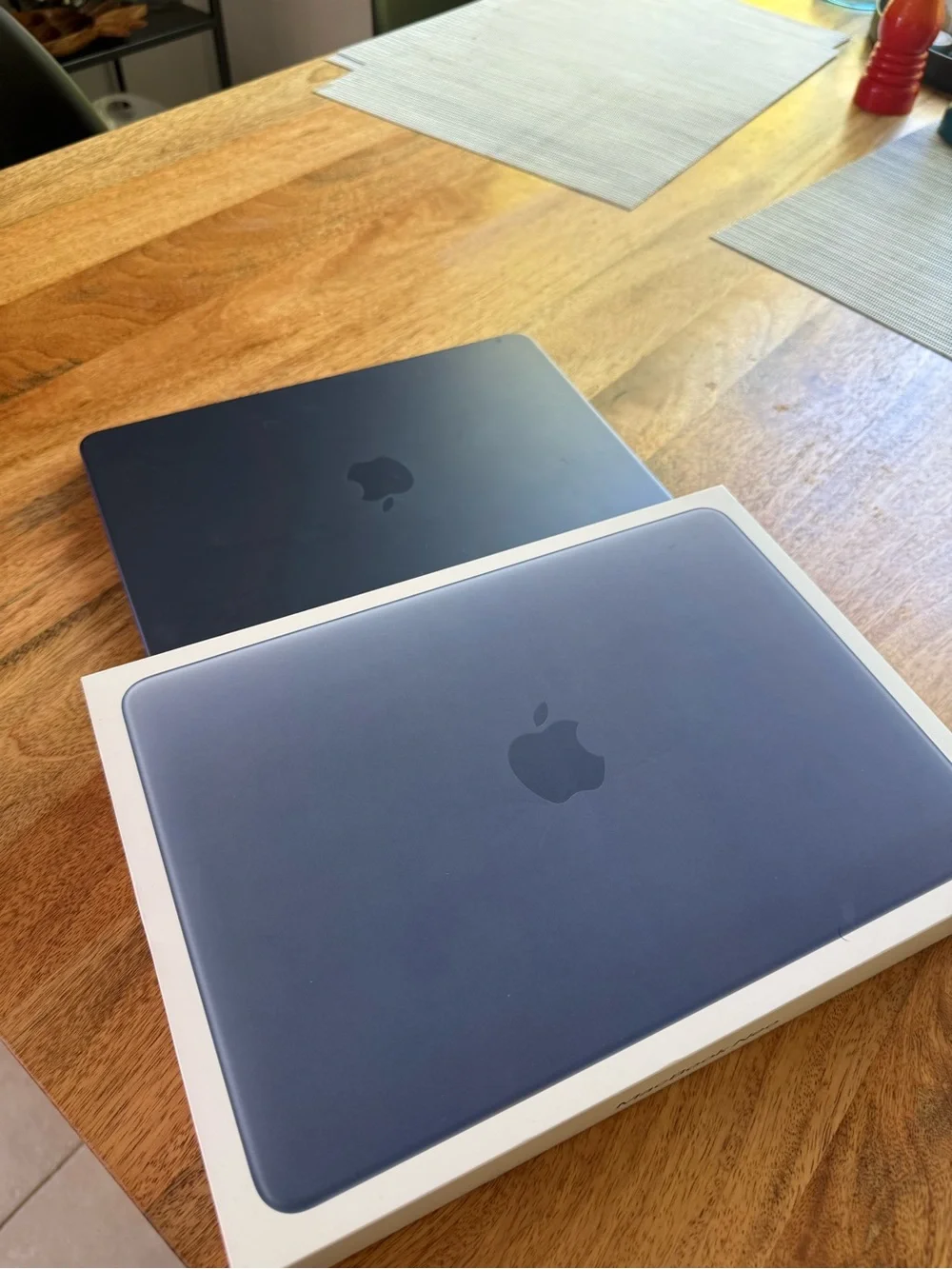 Apple MacBook Laptop in Indigo 8GB with 512 SSD storage in indigo Finish